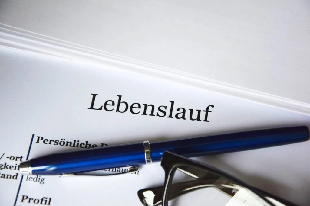 üzerinde Lebenslauf yazan, almanyada iş ilanlarını betimleyen bir fotoğraf